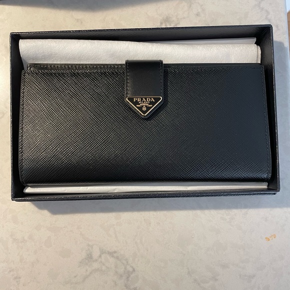 Authenticated Large Prada Wallet - Picture 10 of 12